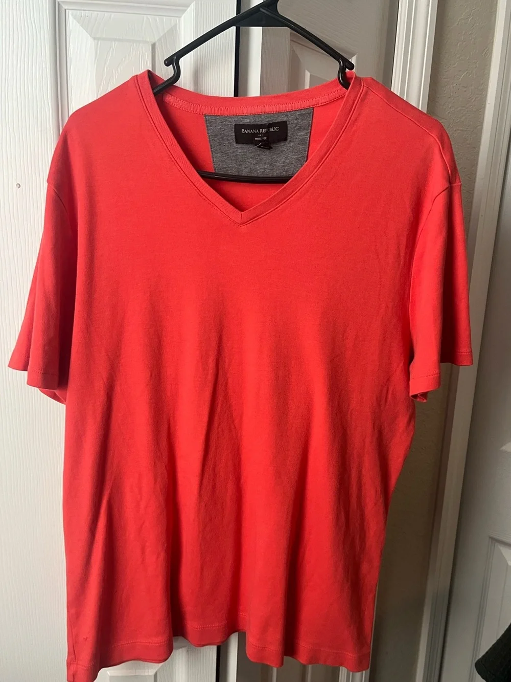 Banana Republic men’s short sleeve vneck shirt size Large, 100% cotton